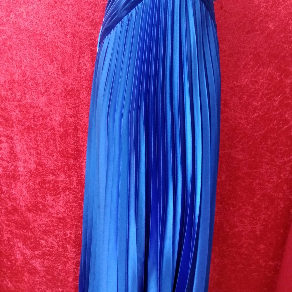 Dresses - Picture 4 of 4